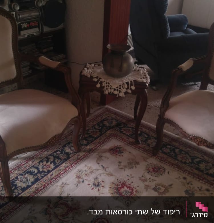 שני כיסאות מרופדים ליד שולחן קטן עם מפה